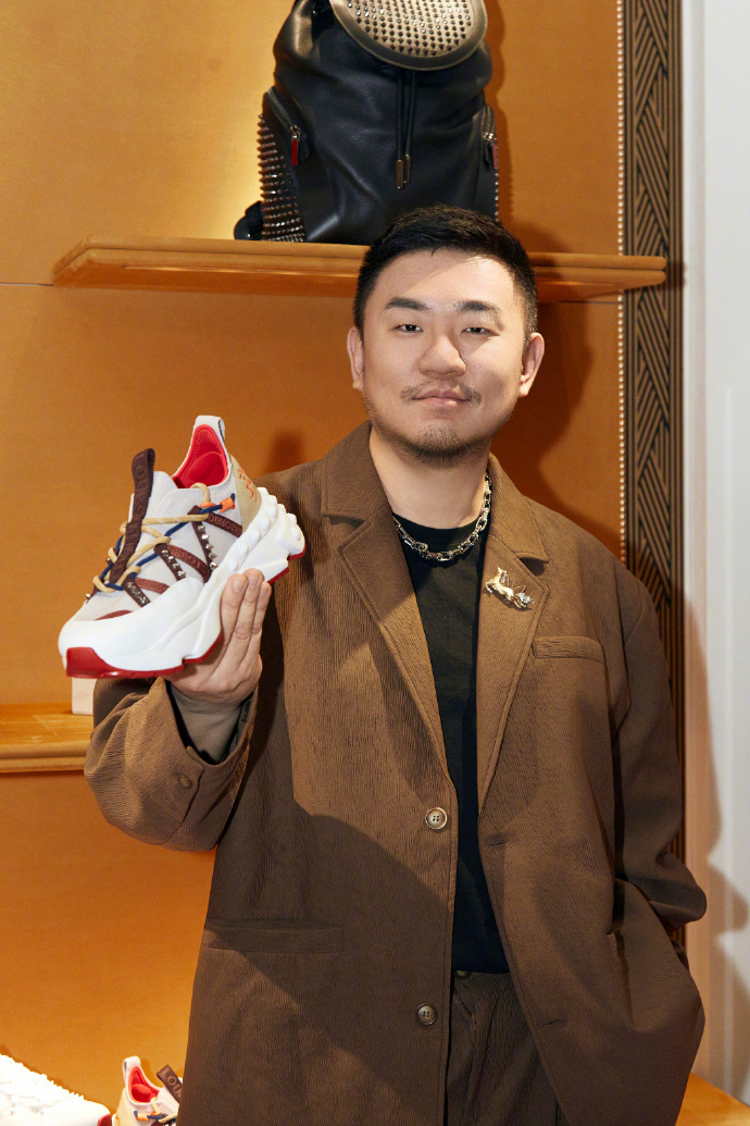 神庙穿上红底鞋？真把艺术“踩在脚下”了 